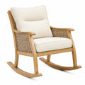 Sedia a dondolo in legno e rattan con cuscini in poliestere crema